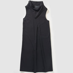 CRUBA Ärmelloses Kleid, Schwarzes Baumwollkleid, Asymmetrischer Schalkragen, Knielanges Sommerkleider, Damenmode, Nachhaltige Mode, Fair fashion, Fair trade, Eco-friendly, Made in Europe, Female empowerment, Handmade, Handcrafted - SHOP NOW - the wearness online-shop - ETHICAL & SUSTAINABLE FASHION