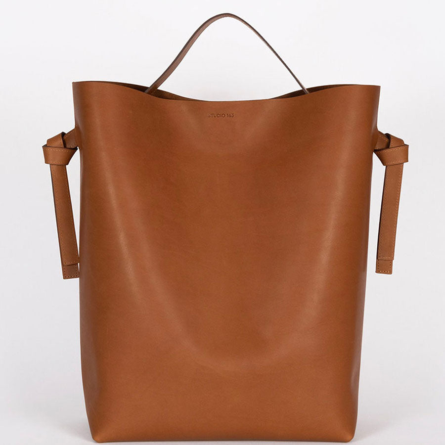 STUDIO 163 Leder Shopper, Cognac, Lederhandtasche, Nachhaltig, Fair fashion, Nachhaltige Damenhandtasche, Lederaccessoire, Ledertasche, Eco-friendly, Faire trade, Faire Mode, Zero waste Fashion, Handmade, Handcrafted, Seiden Oberteil, Female Empowerment, Umweltfreundliche Mode, Ecofashion - shop now - the wearness online-shop - ETHICAL LUXURY FASHION