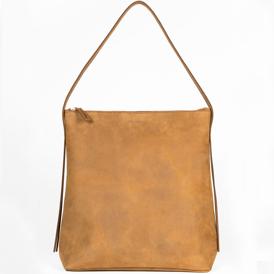 STUDIO 163 Leder Shopper, Cognac, Lederhandtasche, Große Handtasche, Reißverschluss, Nachhaltig, Fair fashion, Nachhaltige Damenhandtasche, Lederaccessoire, Ledertasche, Eco-friendly, Faire trade, Faire Mode, Zero waste Fashion, Handmade, Handcrafted, Seiden Oberteil, Female Empowerment, Umweltfreundliche Mode, Ecofashion - shop now - the wearness online-shop - ETHICAL LUXURY FASHION