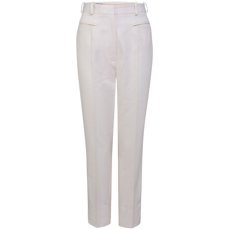 HELLO'BEN Hose in ecru, Bundfaltenhose mit schmalem Bein, Cigarette pants, Baumwolle, organic cotton, high waisted, tailliert, Damenmode, faire schlichte Mode, elegante nachhaltige Hose, faire Businessmode, nachhaltige Basics, nachhaltige Mode, eco-friendly, fair, vegan, made in Europe, handcrafted, shop now- the wearness onlineshop