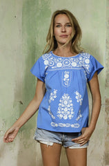 SANTA LUPITA Handbesticktes Baumwollbluse in Blau mit Weißer Stickerei, Sommerbluse, Damenblusen, Oberteile, Baumwolltop, Damenoberteile, Sommermode,Nachhaltige Ethno-Mode, Sommermode, Umweltfreundliche Damenmode, Handmade, Handcrafted, Fair trade, Fair fashion, Eco-friendly, Zero waste fashion, Recycled materials, Female empowerment - SHOP NOW - the wearness online-shop - ETHICAL & SUSTAINABLE FASHION