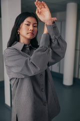 LÉSAYA Oversized Hemdbluse, Damen, Grau, Nachhaltig, Sustainable, Eco-friendly, Organic, Female Empowerment, Herbstbluse, Wintermode, Damenbluse - SHOP NOW - the wearness online-shop - ETHICAL & SUSTAINABLE FASHION