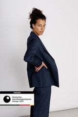 NINA REIN Dunkelblauer Wollblazer, Navy, Oversized, Business Blazer, Damenblazer, Bio-Baumwolle, Nachhaltige Damenmode, Faire Mode, Fair trade, Organic, Umweltfreundliche Mode, Eco-friendly, Handmade, Handcrafted, Made in Europe, Female empowerment - Shop now - SUSTAINABLE & ETHICAL LUXURY FASHION - the wearness online-shop