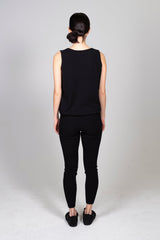 STUDIO 163 Lockeres Kaschmir Tank Top in Schwarz, Nachhaltige Kaschmirmode, Wintermode, Cashmere fashion, Eco-friendly, Faire trade, Faire Mode, Zero waste Fashion, Organic cashmere, Handmade, Handcrafted, Bio-Kaschmir, Female Empowerment, Umweltfreundliche Mode, Ecofashion - shop now - the wearness online-shop - ETHICAL LUXURY FASHION 