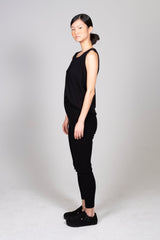 STUDIO 163 Lockeres Kaschmir Tank Top in Schwarz, Nachhaltige Kaschmirmode, Wintermode, Cashmere fashion, Eco-friendly, Faire trade, Faire Mode, Zero waste Fashion, Organic cashmere, Handmade, Handcrafted, Bio-Kaschmir, Female Empowerment, Umweltfreundliche Mode, Ecofashion - shop now - the wearness online-shop - ETHICAL LUXURY FASHION 