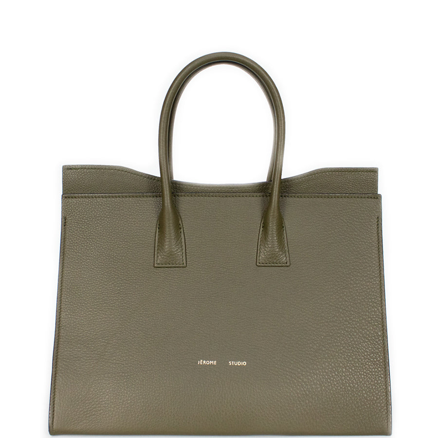 JÉROME STUDIO Handgemachte Leder Tote Bag in Olive aus natürlich gegerbtem Kalbsleder, Leder tote bag, Leather tote bag, Olivfarbene Damenhandtaschen, Lederhandtasche, Minimalistische Handtaschen, Bags, Handbags, Handcrafted in Germany, Eco-friendly, Handcrafted leather bags, Natural tanned leather, Organic - Shop now - the wearness online-shop - ETHICAL & SUSTAINABLE LUXURY FASHION