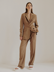 MALAIKARAISS Elegante Anzughose aus Schurwolle in Beige, Gerade geschnittene Damenhose, Damenhosen, Suit trouser in Camel, Virgin wool trouser, Women pants, Sustainable Fashion, Sustainable Womenswear, Nachhaltige Damenmode, Eco-friendly, Female empowerment, Fair fashion, Fair trade, Handcrafted, Ethical fashion, Ethical luxury - Shop now - the wearness online-shop - Sustainable & Ethical luxury fashion