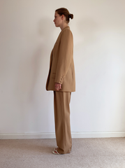 MALAIKARAISS Elegante Anzughose aus Schurwolle in Beige, Gerade geschnittene Damenhose, Damenhosen, Suit trouser in Camel, Virgin wool trouser, Women pants, Sustainable Fashion, Sustainable Womenswear, Nachhaltige Damenmode, Eco-friendly, Female empowerment, Fair fashion, Fair trade, Handcrafted, Ethical fashion, Ethical luxury - Shop now - the wearness online-shop - Sustainable & Ethical luxury fashion