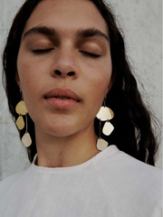 MALAIKARAISS Baumelnde Ohrringe aus 24k vergoldetem Messing und asymmetrischen Elementen, Asymmetrische Ohrringe, Ohrschmuck, Gold plated earrings with, Gold jewelry, Women jewelry, Nachhaltiger Damenschmuck, Nachhaltige Damenmode, Eco-friendly, Female empowerment, Fair fashion, Fair trade, Handcrafted, Ethical fashion, Ethical luxury - Shop now - the wearness online-shop - Sustainable & Ethical luxury fashion