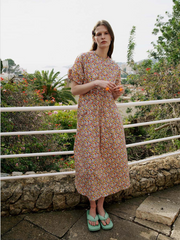 MALAIKARAISS Midi-Kleid aus Baumwolle mit Blumenmuster, Sommerkleid mit Falten-Details, Damenkleider, Lockere Kleider, Sustainable Fashion, Sustainable Womenswear, Nachhaltige Damenmode, Eco-friendly, Female empowerment, Fair fashion, Fair trade, Handcrafted, Ethical fashion, Ethical luxury - Shop now - the wearness online-shop - Sustainable & Ethical luxury fashion