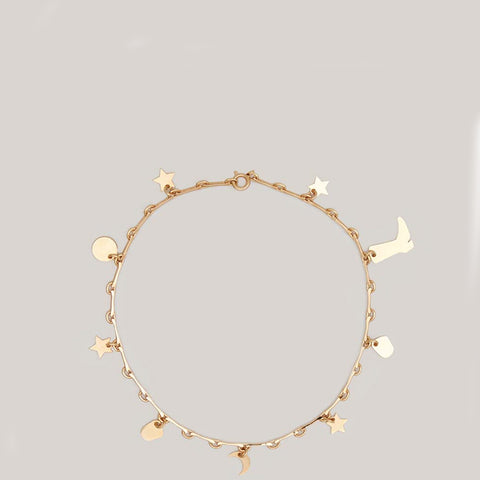 MALAIKARAISS Fußkettchen, Fußarmband, Goldener Fußschmuck, Fußkette aus 24k vergoldetem Messing,  24ct gold charm anklet, Gold plated brass, Women jewelry,  Nachhaltiger Damenschmuck, Nachhaltige Damenmode, Eco-friendly, Female empowerment, Fair fashion, Fair trade, Handcrafted, Ethical fashion, Ethical luxury - Shop now - the wearness online-shop - Sustainable & Ethical luxury fashion