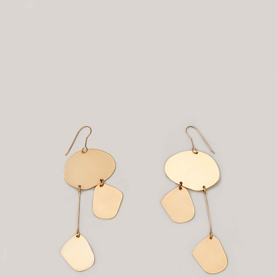 MALAIKARAISS Baumelnde Ohrringe aus 24k vergoldetem Messing und asymmetrischen Elementen, Asymmetrische Ohrringe, Ohrschmuck, Gold plated earrings with, Gold jewelry, Women jewelry, Nachhaltiger Damenschmuck, Nachhaltige Damenmode, Eco-friendly, Female empowerment, Fair fashion, Fair trade, Handcrafted, Ethical fashion, Ethical luxury - Shop now - the wearness online-shop - Sustainable & Ethical luxury fashion