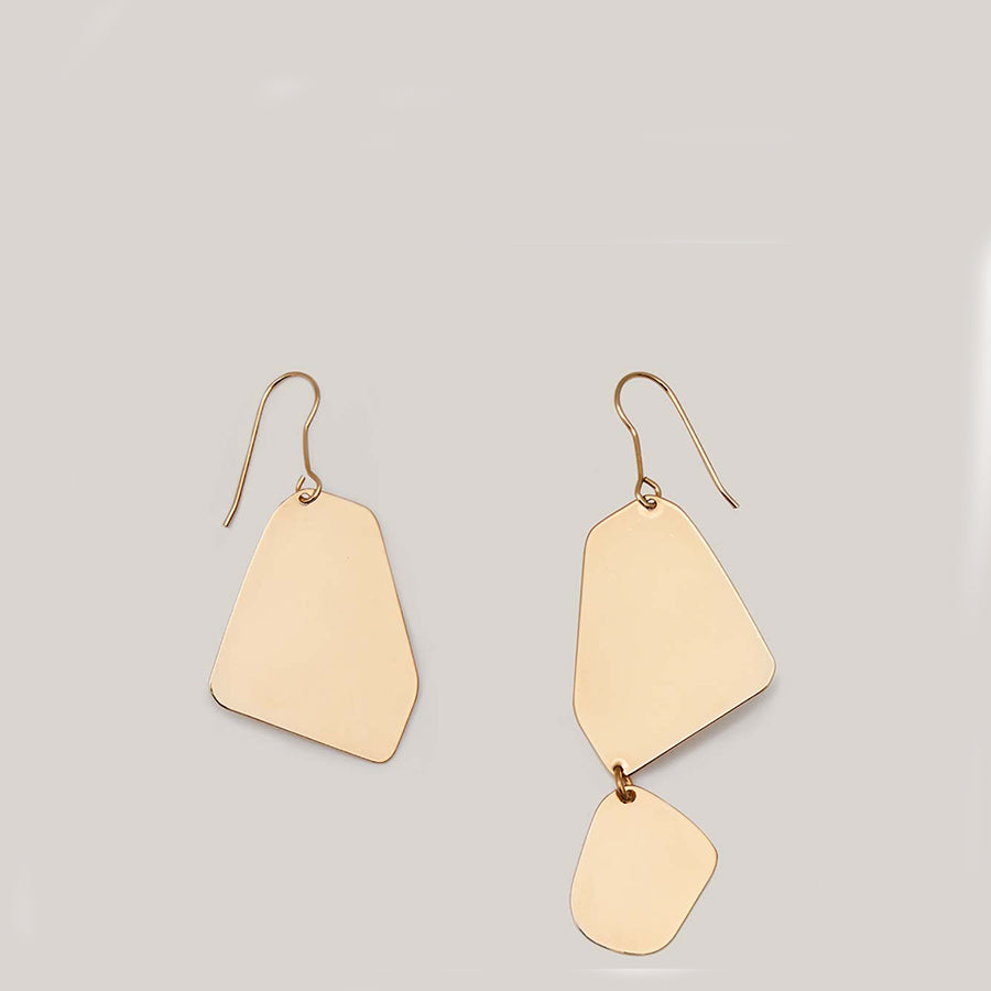 MALAIKARAISS Ohrringe, Damenohrringe, Goldschmuck, Vergoldete Ohrringe, Asymmetrische Ohrringe, Ohrschmuck,  24ct gold plated earrings, Gold plated brass earrings, Women jewelry,  Nachhaltiger Damenschmuck, Nachhaltige Damenmode, Eco-friendly, Female empowerment, Fair fashion, Fair trade, Handcrafted, Ethical fashion, Ethical luxury - Shop now - the wearness online-shop - Sustainable & Ethical luxury fashion