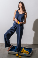 HELLO'BEN Hose in grau, Bundfaltenhose, Tencel Lyocell, high waisted, tailliert, Damenmode, faire schlichte Mode, elegante nachhaltige Hose, faire Businessmode, nachhaltige Basics, nachhaltige Mode, eco-friendly, fair, vegan, made in Europe, handcrafted, shop now- the wearness onlineshop