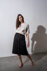 HELLO BEN Eleganter Midi-Rock für Damen in Grau, Nachhaltiger Rock aus Cupro und Tencel, Damenröcke, Elegante und zeitlose Damenmode, Sustainable and Ethical Luxury Fashion, Eco-friendly, Fair trade, Handmade, Handcrafted, Made in Europe, Organic, Vegan - Shop now - the wearness online-shop - Sustainable Marketplace 