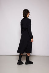 NINA REIN Trenchcoat dress, Lyocell, Schwarz, Damenkleider, Womenswear, Revers Kragen,  Nachhaltige Damenmode, Faire Mode, Fair trade, Organic, Umweltfreundliche Mode, Eco-friendly, Handmade, Handcrafted, Made in Europe, Female empowerment - Shop now - SUSTAINABLE & ETHICAL LUXURY FASHION - the wearness online-shop