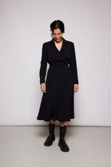 NINA REIN Trenchcoat dress, Lyocell, Schwarz, Damenkleider, Womenswear, Revers Kragen,  Nachhaltige Damenmode, Faire Mode, Fair trade, Organic, Umweltfreundliche Mode, Eco-friendly, Handmade, Handcrafted, Made in Europe, Female empowerment - Shop now - SUSTAINABLE & ETHICAL LUXURY FASHION - the wearness online-shop