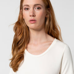 LIAPURE T-shirt mit gerundetem V-Ausschnitt in creme für Damen, Damenoberteile, T-shirt, Knitwear, Homewear, Loungewear, Nachhaltige Damenmode, Nachhaltige und Faire Mode online - the wearness online-shop