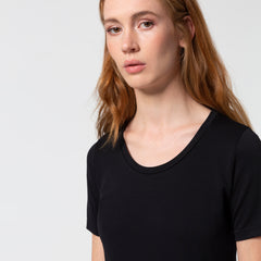 LIAPURE T-shirt mit gerundetem V-Ausschnitt in schwarz  für Damen, Damenoberteile, T-shirt, Knitwear, Homewear, Loungewear, Nachhaltige Damenmode, Nachhaltige und Faire Mode online - the wearness online-shop