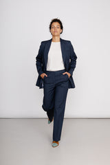 NINA REIN Dunkelblauer Wollblazer, Navy, Oversized, Business Blazer, Damenblazer, Bio-Baumwolle, Nachhaltige Damenmode, Faire Mode, Fair trade, Organic, Umweltfreundliche Mode, Eco-friendly, Handmade, Handcrafted, Made in Europe, Female empowerment - Shop now - SUSTAINABLE & ETHICAL LUXURY FASHION - the wearness online-shop