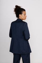 NINA REIN Dunkelblauer Wollblazer, Navy, Oversized, Business Blazer, Damenblazer, Bio-Baumwolle, Nachhaltige Damenmode, Faire Mode, Fair trade, Organic, Umweltfreundliche Mode, Eco-friendly, Handmade, Handcrafted, Made in Europe, Female empowerment - Shop now - SUSTAINABLE & ETHICAL LUXURY FASHION - the wearness online-shop