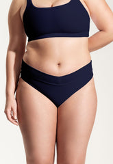 OY SURF Mid waisted Bikinihose, Bikini Unterteil, Dunkelblau, Bikinis, Damen Bademode, Nachhaltige Bademode, Retro Bademode, Recyceltes Polyester, Sustainable Swimwear, Swimsuit, Damen Bademode, Sommermode, Ethical fashion, Green fashion - Shop now - the wearness online-shop - ETHICAL & SUSTAINABLE LUXURY FASHION