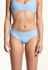 OY SURF Surf Bikinihose, Bikini Unterteil, Hellblau, Damen Bademode, Nachhaltige Bademode, Retro Bademode, Recyceltes Polyester, Sustainable Swimwear, Swimsuit, Damen Bademode, Sommermode, Ethical fashion, Green fashion - Shop now - the wearness online-shop - ETHICAL & SUSTAINABLE LUXURY FASHION