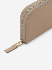 PB0110 Kleiner Ledergeldbeutel, Beige, Natürlich gegerbtes Leder, Vegetable tanned leather, Nachhaltige Lederaccessoires, Ledergeldbeutel, Fair trade, Ayzit Bostan, Organic, Made in Europe, Handgefertigt, Handmade, Fair trade, Faire Produktion, Eco-friendly - SHOP NOW - the wearness online-shop - ETHICAL & SUSTAINABLE FASHION