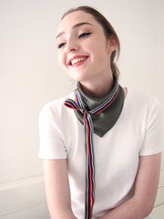 Model mit Dreieckstuch klein  in oliv mit BändernCAPITANA - SMALL TRIANGULAR SCARF 