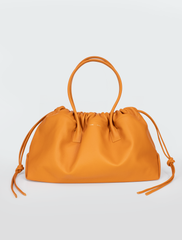 JÉROME STUDIO Handgemachter Leder-Shopper aus natürlich gegerbtem Kalbsleder in Orange, Geräumige Handtasche für jeden Tag, Damenhandtaschen, Elegante Lederhandtasche, Elegant and spacious shopper bag made from vegetable tanned leather in orange, Minimalistische Handtaschen, Bags, Handbags, Handcrafted in Germany, Eco-friendly, Handcrafted leather bags, Natural tanned leather, Organic  - Shop now - the wearness online-shop - ETHICAL & SUSTAINABLE LUXURY FASHION 