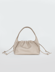 JÉROME STUDIO Handgemachte Ledertasche aus natürlich gegerbtem Kalbsleder in Beige, Geräumige Handtasche für jeden Tag, Damenhandtaschen, Elegante Lederhandtasche, Elegant and spacious shoulder bag made from vegetable tanned leather in beige, Minimalistische Handtaschen, Bags, Handbags, Handcrafted in Germany, Eco-friendly, Handcrafted leather bags, Natural tanned leather, Organic  - Shop now - the wearness online-shop - ETHICAL & SUSTAINABLE LUXURY FASHION