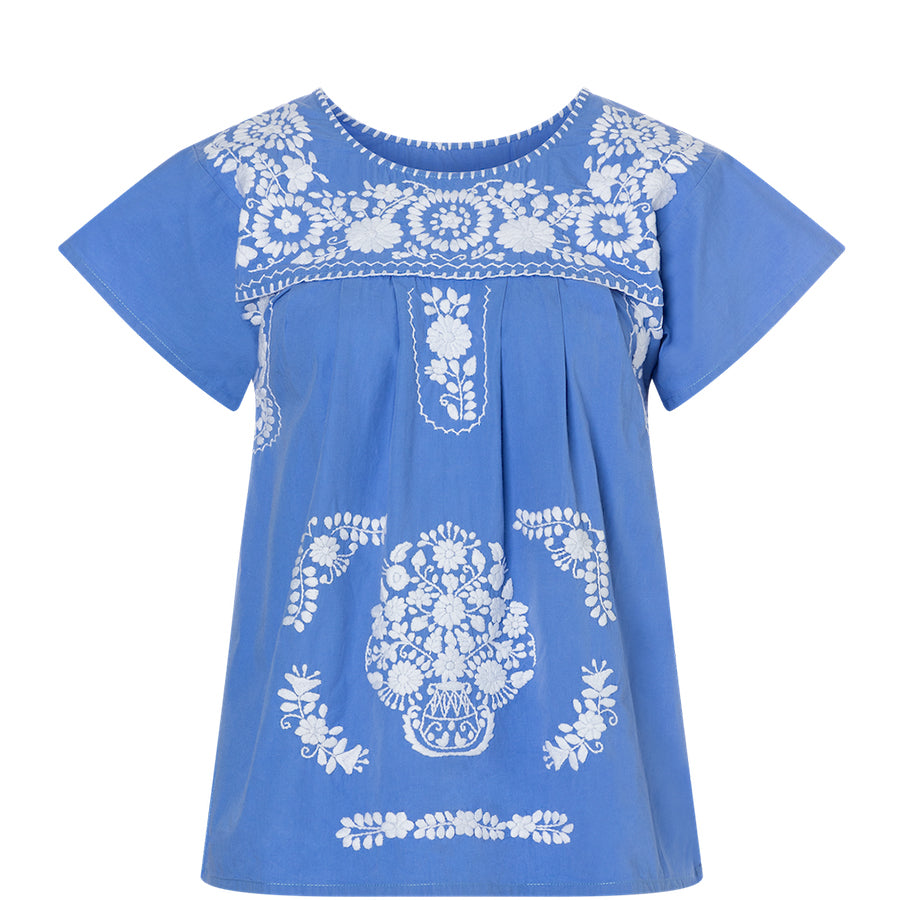 SANTA LUPITA Handbesticktes Baumwollbluse in Blau mit Weißer Stickerei, Sommerbluse, Damenblusen, Oberteile, Baumwolltop, Damenoberteile, Sommermode,Nachhaltige Ethno-Mode, Sommermode, Umweltfreundliche Damenmode, Handmade, Handcrafted, Fair trade, Fair fashion, Eco-friendly, Zero waste fashion, Recycled materials, Female empowerment - SHOP NOW - the wearness online-shop - ETHICAL & SUSTAINABLE FASHION