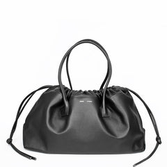 JÉROME STUDIO Handgemachter Leder-Shopper aus natürlich gegerbtem Kalbsleder in Schwarz, Geräumige Handtasche für jeden Tag, Damenhandtaschen, Elegante Lederhandtasche, Elegant and spacious shopper bag made from vegetable tanned leather in black, Minimalistische Handtaschen, Bags, Handbags, Handcrafted in Germany, Eco-friendly, Handcrafted leather bags, Natural tanned leather, Organic - Shop now - the wearness online-shop - ETHICAL & SUSTAINABLE LUXURY FASHION