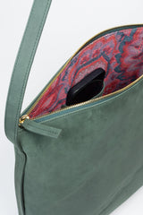 STUDIO 163 Leder Shopper, Grün, Lederhandtasche, Große Handtasche, Reißverschluss, Nachhaltig, Fair fashion, Nachhaltige Damenhandtasche, Lederaccessoire, Ledertasche, Eco-friendly, Faire trade, Faire Mode, Zero waste Fashion, Handmade, Handcrafted, Seiden Oberteil, Female Empowerment, Umweltfreundliche Mode, Ecofashion - shop now - the wearness online-shop - ETHICAL LUXURY FASHION 