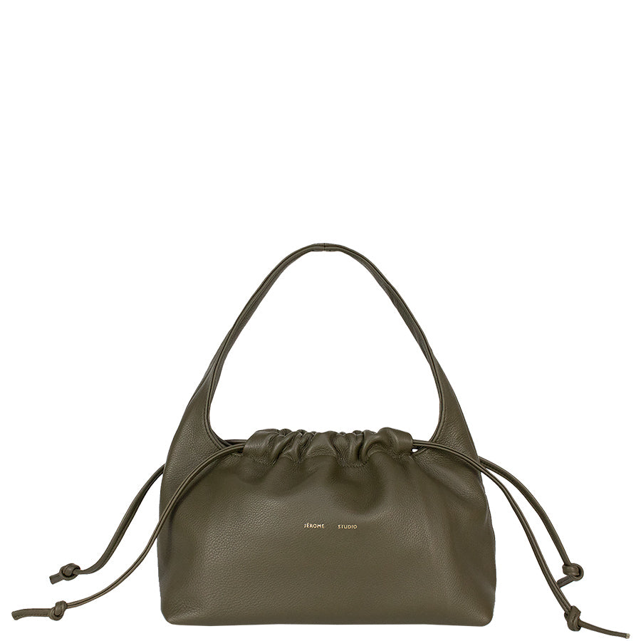 JÉROME STUDIO Handgemachte Ledertasche aus natürlich gegerbtem Kalbsleder in Olive, Geräumige Handtasche für jeden Tag, Damenhandtaschen, Elegante Lederhandtasche, Elegant and spacious shoulder bag made from vegetable tanned leather in olive, Minimalistische Handtaschen, Bags, Handbags, Handcrafted in Germany, Eco-friendly, Handcrafted leather bags, Natural tanned leather, Organic - Shop now - the wearness online-shop - ETHICAL & SUSTAINABLE LUXURY FASHION