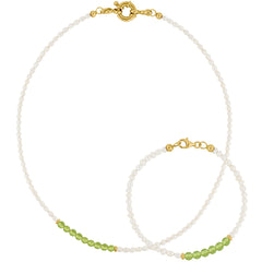 LLR Studios Kurze Halskette mit Süßwasserperlen und Peridot Steinen, Armband mit kleinen Perlen und grünen funkelnden Steinen, Großer Kettenverschluss aus vergoldetem Silber oder reinem Sterling Silber, 925 Sterling Silber, 18 Karat vergoldetes Silber, Accessories, Goldschmuck, Slow fashion, Handgefertigter Schmuck  - Ethische Mode - the wearness online shop