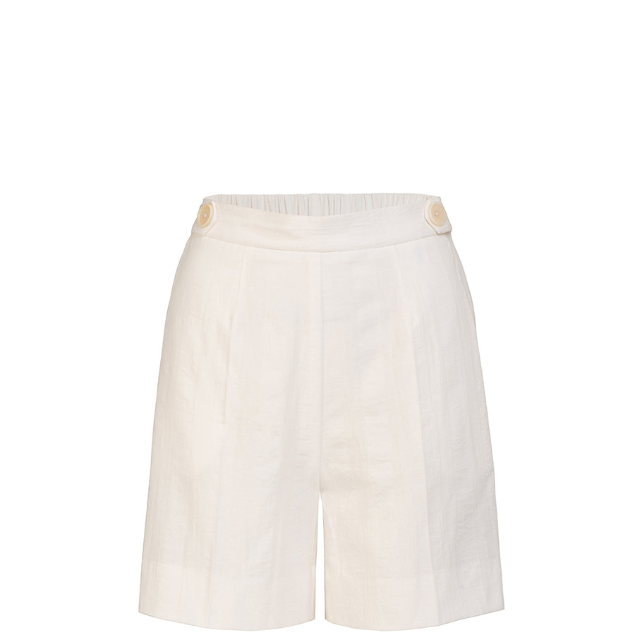 HELLO'BEN Taillierte Shorts aus Tencel und Leinen in Weiß, Kurze Damenhose, Shorts, Damenmode, faire schlichte Mode, elegante nachhaltige Hose, faire Businessmode, nachhaltige Basics, nachhaltige Mode, eco-friendly, fair, vegan, made in Europe, handcrafted, shop now- the wearness onlineshop