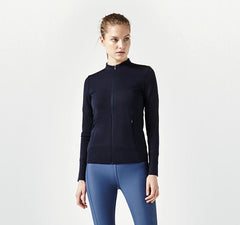 AEANCE leichte Merino Jacke, dunkelblaue Jacke aus Merino Wolle für Damen, innovative Merino Jacke für Damen, Jersey Jacke in schwarz für Damen, nachhaltige Basics, fair hergestellte Wolljacken Damen, faire Sportmode Damen, nachhaltige hochwertige Mode, made in Europe, fair, female empowerment, ecofriendly, shop now- the wearness online-shop