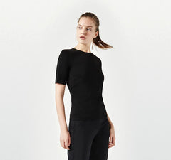 AEANCE leichtes Merino T-Shirt, Kurzarm Shirt aus Merino Wolle für Damen, innovatives Merino Kurzarm Shirt für Damen, T-Shirt in schwarz für Damen, nachhaltige Basics, fair hergestellte Shirts Damen, faire Sportmode Damen, nachhaltige hochwertige Mode, made in Europe, fair, female empowerment, ecofriendly, shop now- the wearness online-shop