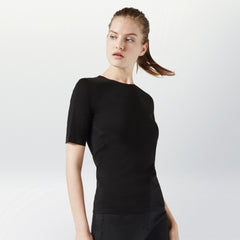 AEANCE leichtes Merino T-Shirt, Kurzarm Shirt aus Merino Wolle für Damen, innovatives Merino Kurzarm Shirt für Damen, T-Shirt in schwarz für Damen, nachhaltige Basics, fair hergestellte Shirts Damen, faire Sportmode Damen, nachhaltige hochwertige Mode, made in Europe, fair, female empowerment, ecofriendly, shop now- the wearness online-shop