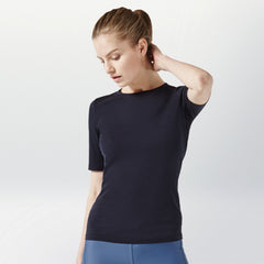 AEANCE leichtes Merino T-Shirt, Kurzarm Shirt aus Merino Wolle für Damen, innovatives Merino Kurzarm Shirt für Damen, T-Shirt in schwarz für Damen, nachhaltige Basics, fair hergestellte Shirts Damen, faire Sportmode Damen, nachhaltige hochwertige Mode, made in Europe, fair, female empowerment, ecofriendly, shop now- the wearness online-shop