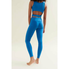 WELLICIOUS Flexible Yoga Leggings aus Bio-Baumwolle in Blau, Bequeme Yoga Hose, Sporthose, Sportleggings, Sustainable yoga pants, Sportmode, Yogawear, Yogamode, Kompostierbare Bio-Baumwolle, Damenmode, Handmade, Handcrafted, Fair trade, Fair fashion, Made in Europe, Vegan, Zero waste, Organic, Eco-friendly sportswear, Cradle to cradle SHOP NOW - the wearness online-shop - ETHICAL & SUSTAINABLE FASHION