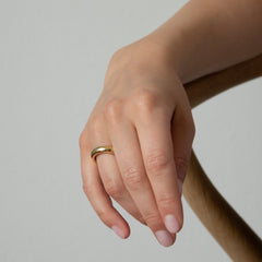 LLR STUDIOS Abgerundeter Goldring, 18k vergoldetes 925 Sterling Silber, Damenringe, Dicker Ringband, Damenschmuck, Goldschmuck, Fair trade, Eco-friendly, Recycelter Schmuck, Accessories, Slow fashion, Handgefertigter Schmuck, Handmade in Hamburg - Ethische Mode - the wearness online shop, kräftiger goldener Ring abgerundet von nachhaltiger schumck marke aus hamburg