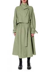 AGGI Asymmetrischer Trenchcoat, Grün, Nachhaltige Mode, Damenmantel, Fair fashion, Fair trade clothing, Made in Europe, Eco-friendly, Handcrafted - Shop now - the wearness online-shop - Sustainable & Ethical luxury fashion